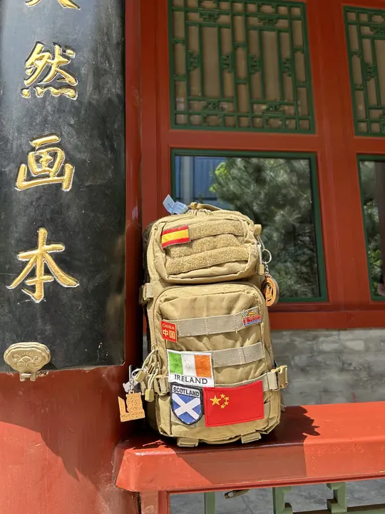 Mochila com emblemas de bandeiras num templo chinês